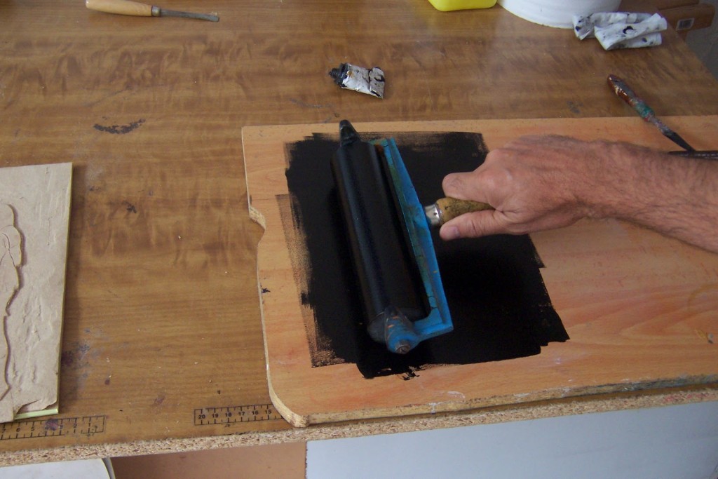 preparación de una xilografía para la impresión