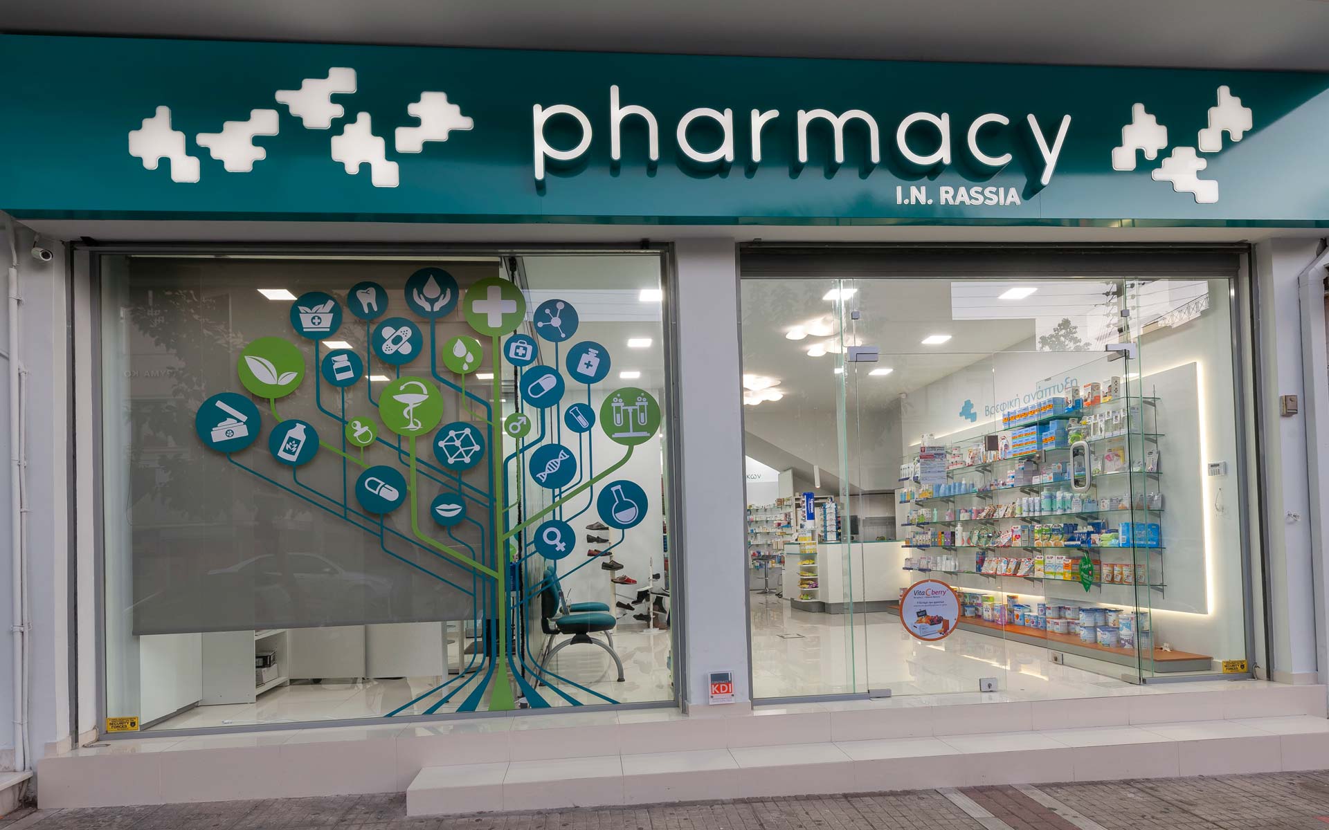 Esempio allestimento vetrina negozio farmacia